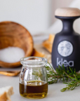 Natives Olivenöl Extra Koroneiki von Klēa in schwarzer, handgefertigter Keramikflasche, 500ml